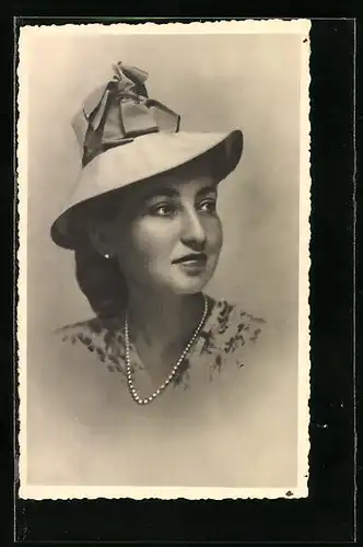 AK Hübsche junge Frau mit Hut und Perlenkette