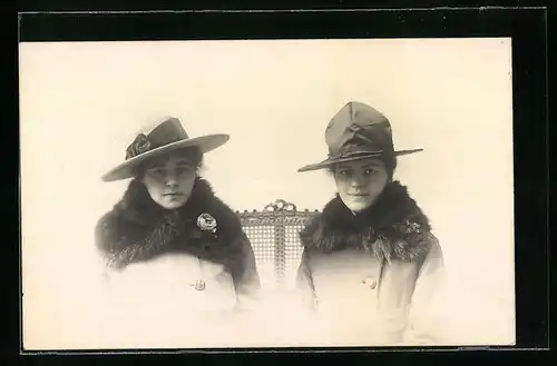 AK Zwei Damen mit Hut und Wintermantel