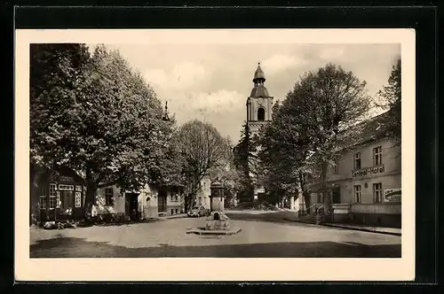 AK Buckow /Märk. Schweiz, Marktplatz mit Denkmal und Kirche