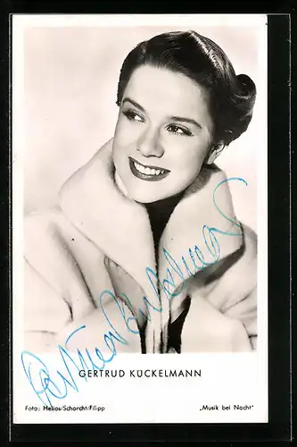 AK Schauspielerin Gertrud Kückelmann mit strahlendem Lächeln, mit original Autograph