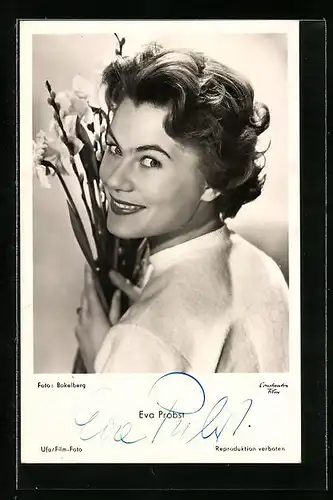 AK Schauspielerin Eva Probst mit Blumenstrauss, mit original Autograph