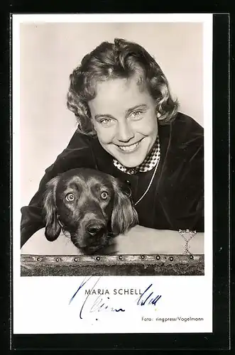 AK Schauspielerin Maria Schell mit herzlichem Lächeln und Hund, mit original Autograph