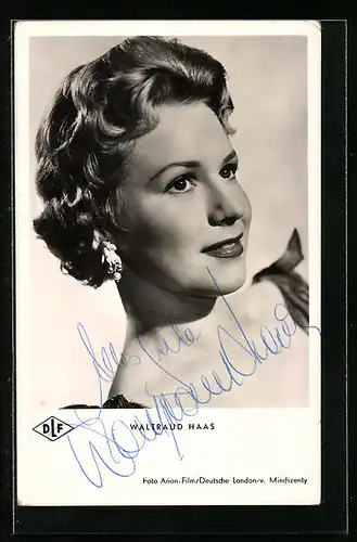 AK Schauspielerin Waltraud Haas mit freundlichem Blick, mit original Autograph