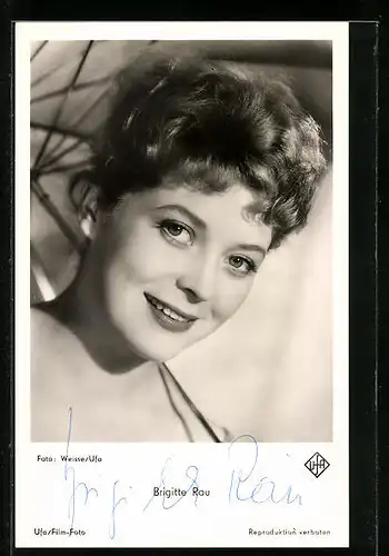 AK Schauspielerin Brigitte Rau mit Schirm, mit original Autograph
