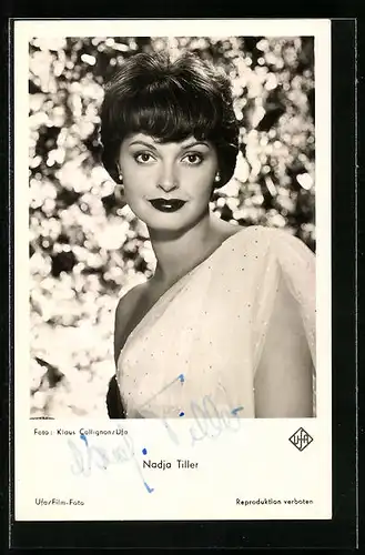 AK Schauspielerin Nadja Tiller mit freundlichem Blick, mit original Autograph