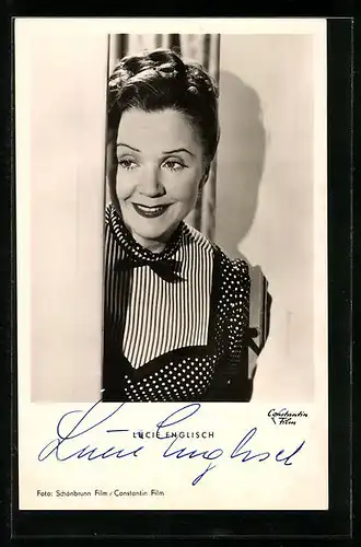 AK Schauspielerin Lucie Englisch im gemustertem Kleid, Originalautograph