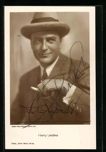 AK Schauspieler Harry Liedtke mit Zigarette und Hut, Originalautograph