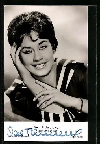 AK Schauspielerin Vera Tschechowa mit offenem Lächeln, Originalautograph