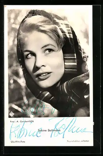 AK Schauspielerin Sabine Bethmann mit Kopftuch und geöffneten Lippen, Originalautograph