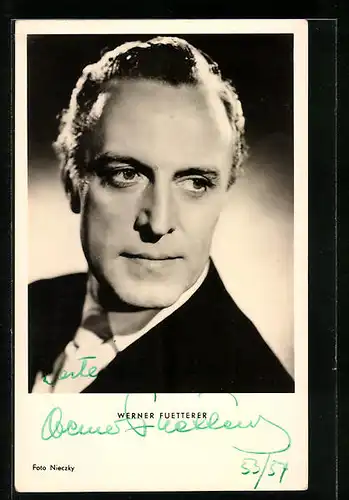AK Schauspieler Werner Fuetterer im schwarzem Anzug, Originalautograph