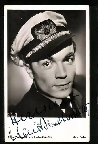 AK Schauspieler Claus Biederstedt mit Kapitänsmütze, Originalautograph