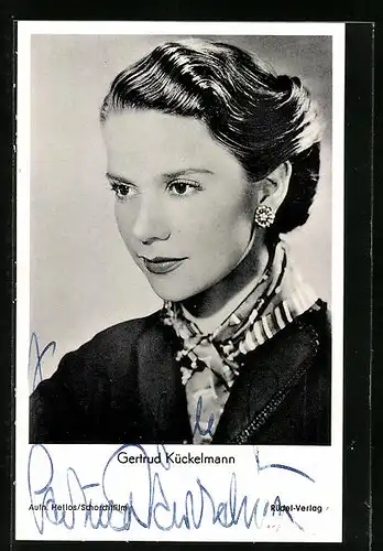 AK Schauspielerin Gertrud Kückelmann mit strenger Frisur, Originalautograph