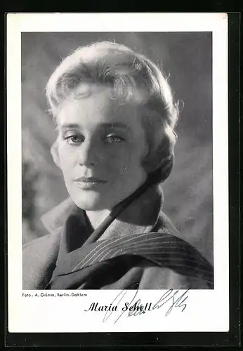 AK Schauspielerin Maria Schell schaut ernst in die Kamera, Originalautograph