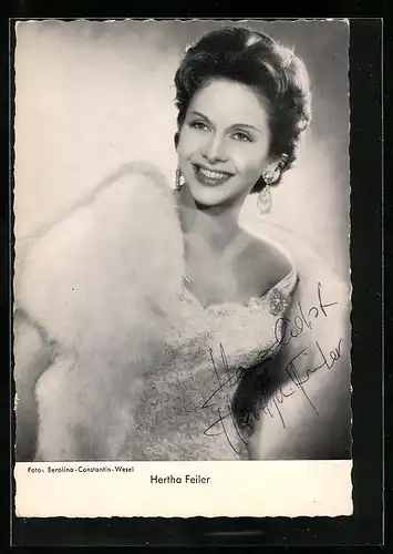 AK Schauspielerin Hertha Feiler im Abendkleid mit Pelzstola, Originalautograph
