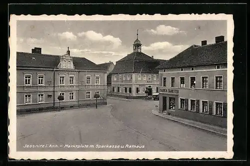 AK Jessnitz i. Anh., Marktplatz mit Sparkasse und Rathaus