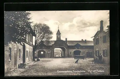 AK Freudenholm, Genesungsheim, Hof mit Torhaus