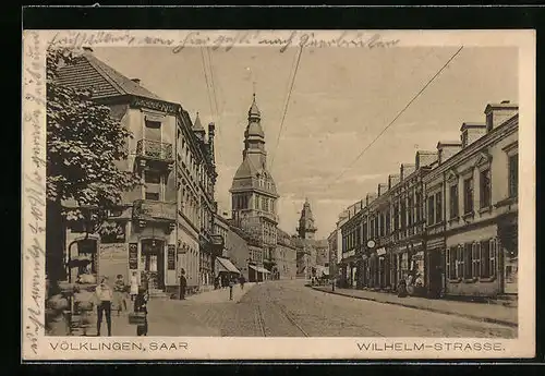 AK Völklingen a. d. Saar, Wilhelm-Strasse mit Geschäften