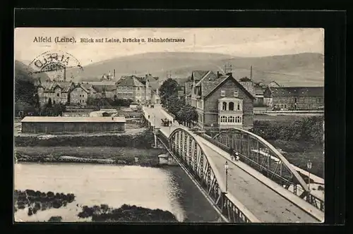 AK Alfeld /Leine, Blick auf Leine, Brücke und Bahnhofstrasse