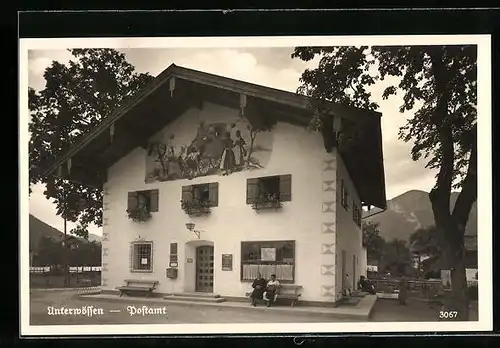 AK Unterwössen, Passanten vor dem Postamt