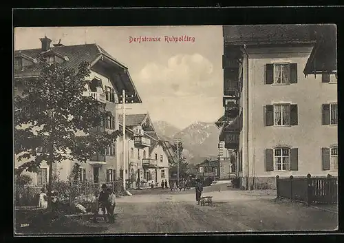 AK Ruhpolding, Dorfstrasse mit Passanten