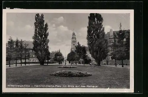 AK Wittenberge /Elbe, Heinrich-Heine-Platz mit Blick auf das Rathaus