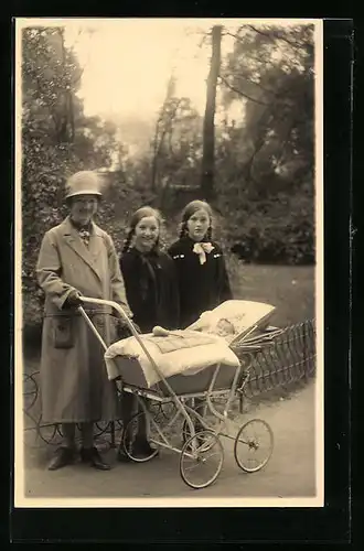 Foto-AK Mutter und Töchter stolz mit Kinderwagen im Park