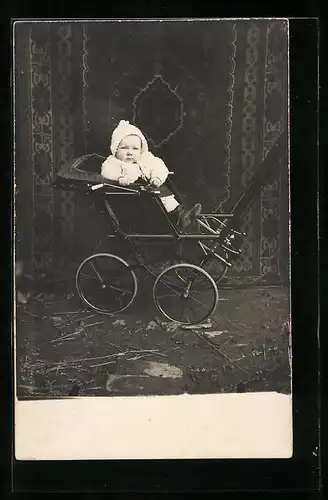 AK Niedliches Baby im hübschen Kinderwagen