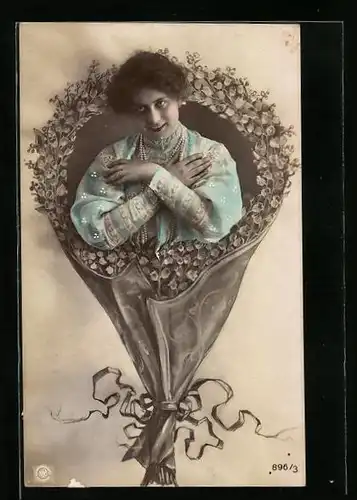 AK Fotomontage Frau in einem Blumenstrauss
