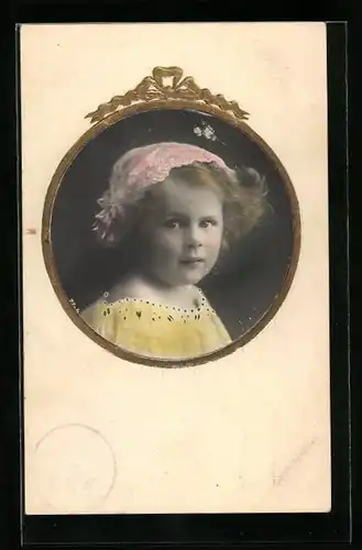 Foto-Collage-AK Portrait eines niedlichen Mädchen mit goldenem Rahmen