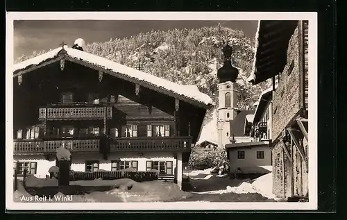 AK Reit i. Winkl., Gebäude und Kirchturm im Winter