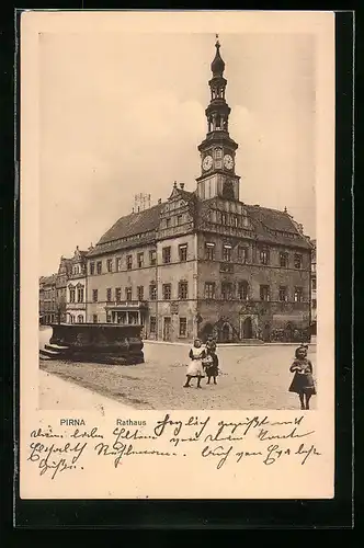 AK Pirna, Rathaus mit Kindern und Brunnen