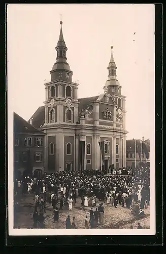 AK Ludwigsburg, Gläubige vor der Stadtkirche
