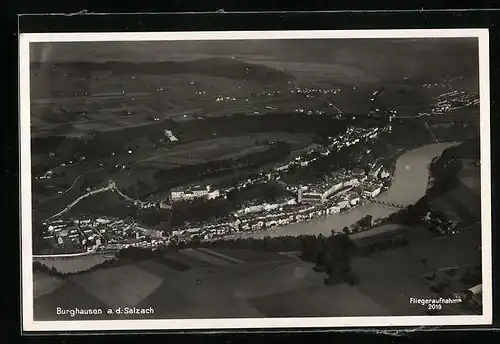 AK Burghausen / Salzach, Gesamtansicht, Fliegeraufnahme