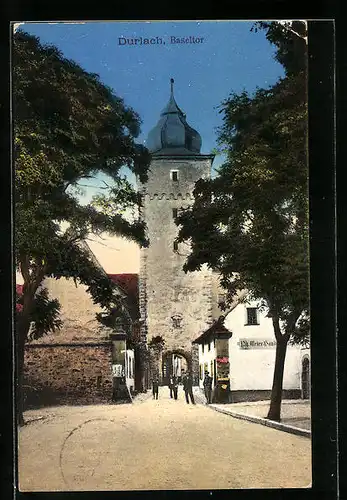 AK Durlach, Passanten vor dem Baseltor, Handlung von Ph. Meier