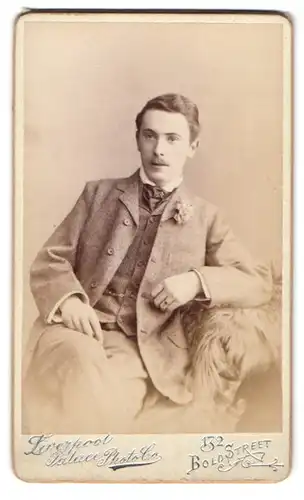 Fotografie Palace Photo Co., Liverpool, 132, Bold Street, Junger Herr im Anzug mit Krawatte
