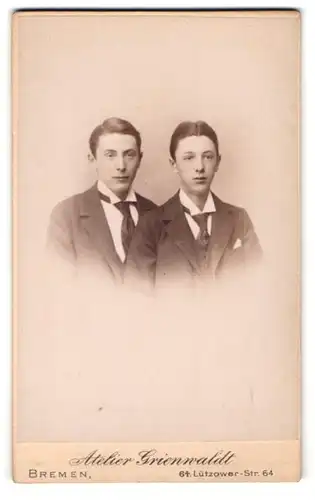 Fotografie Atelier Grienwaldt, Bremen, Lützower-Strasse 64, Zwei junge Herren im Anzug mit Krawatte