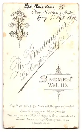 Fotografie R. Bradengeier, Bremen, Wall 116, Junge Dame im Kleid mit Kragenbrosche