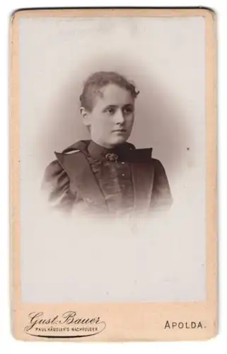 Fotografie Gustav Bauer, Apolda, Ackerwand 34, Junge Dame mit zurückgebundenem Haar