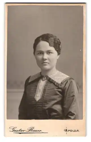 Fotografie Gustav Bauer, Apolda, Obere Bahnhof-Strasse 19, Junge Frau in hübscher Kleidung