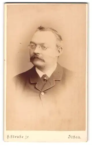Fotografie H. Strube jr., Zittau, Lessingstrasse 14, Bürgerlicher Herr mit Brille und Walross