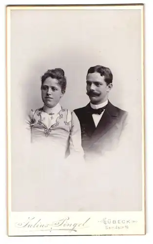 Fotografie Julius Pingel, Lübeck, Sandstrasse 19, Junges Paar in modischer Kleidung