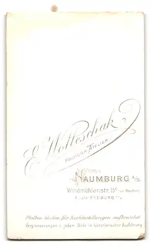 Fotografie E. Wolleschak, Naumburg a. S., Windmühlenstrasse 15 c, Junges Paar in hübscher Kleidung