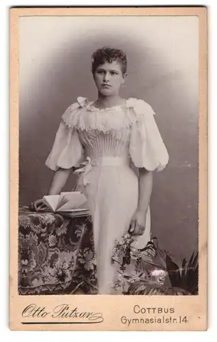 Fotografie Otto Putzar, Cottbus, Gymnasialstrasse 14, Junge Dame im weissen Kleid