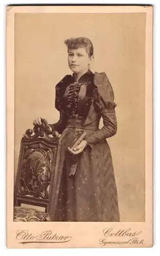 Fotografie Otto Putzar, Cottbus, Gymnasialstrasse 6, Junge Dame im Kleid