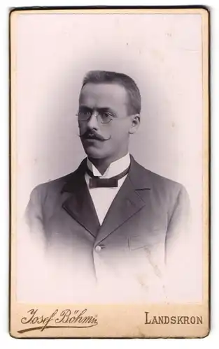 Fotografie Josef Böhm, Landskron, Eleganter Herr mit Brille und Schnauzbart
