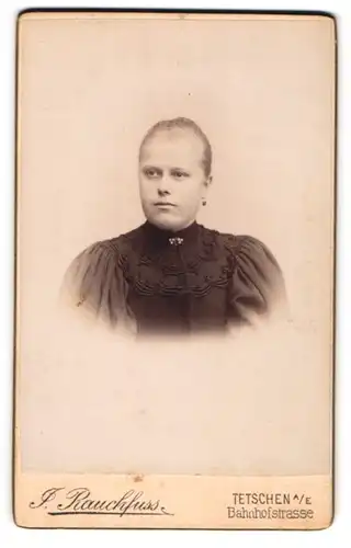 Fotografie J. Rauchfuss, Tetschen a. E., Bahnhofstrasse, Junge Dame mit zurückgebundenem Haar