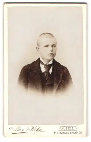 Fotografie Max Kühn, Kiel, Holtenauerstrasse 31, Halbwüchsiger Knabe im Anzug mit Krawatte