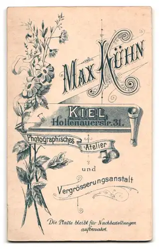 Fotografie Max Kühn, Kiel, Holtenauerstrasse 31, Halbwüchsiger Knabe im Anzug mit Krawatte