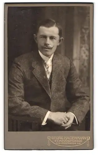 Fotografie Georg Haltermann, Eckernförde, Kielerstrasse 36, Bürgerlicher Herr mit Schnauzbart