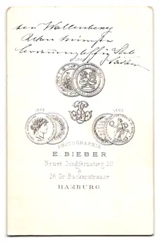 Fotografie E. Bieber, Hamburg, Neuer Jungfernstieg 20, Junger Herr im Anzug mit Fliege